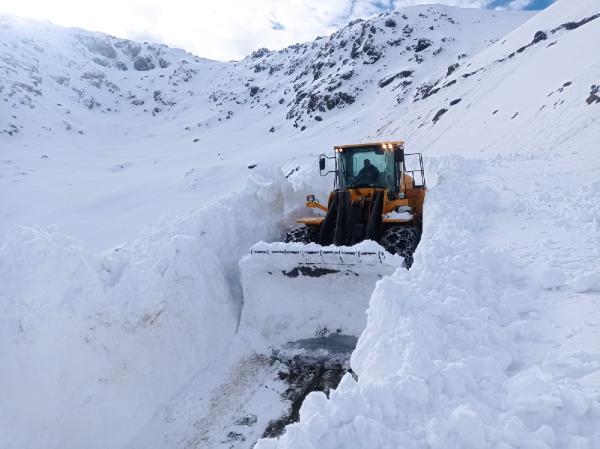 kar-kalinliginin-4-metreyi-astigi-askeri-us-bolgesi-yolunda-calisma-yapiliyor.jpg