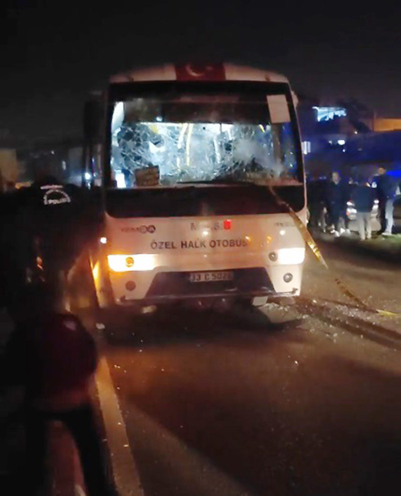 korkunc-kaza-anne-kizi-ayirdi-vatandaslar-ozel-halk-otobusunu-tasladi-001.jpg