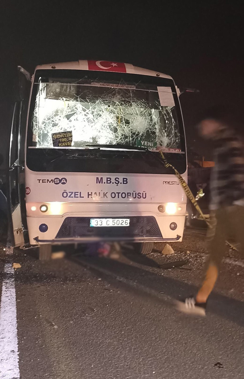 korkunc-kaza-anne-kizi-ayirdi-vatandaslar-ozel-halk-otobusunu-tasladi.jpg