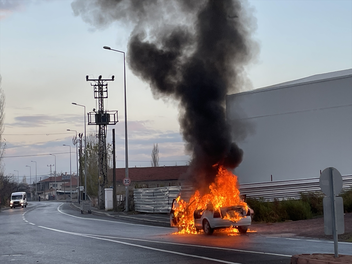 seyir-halindeki-otomobil-bir-anda-alev-aldi-001.jpg