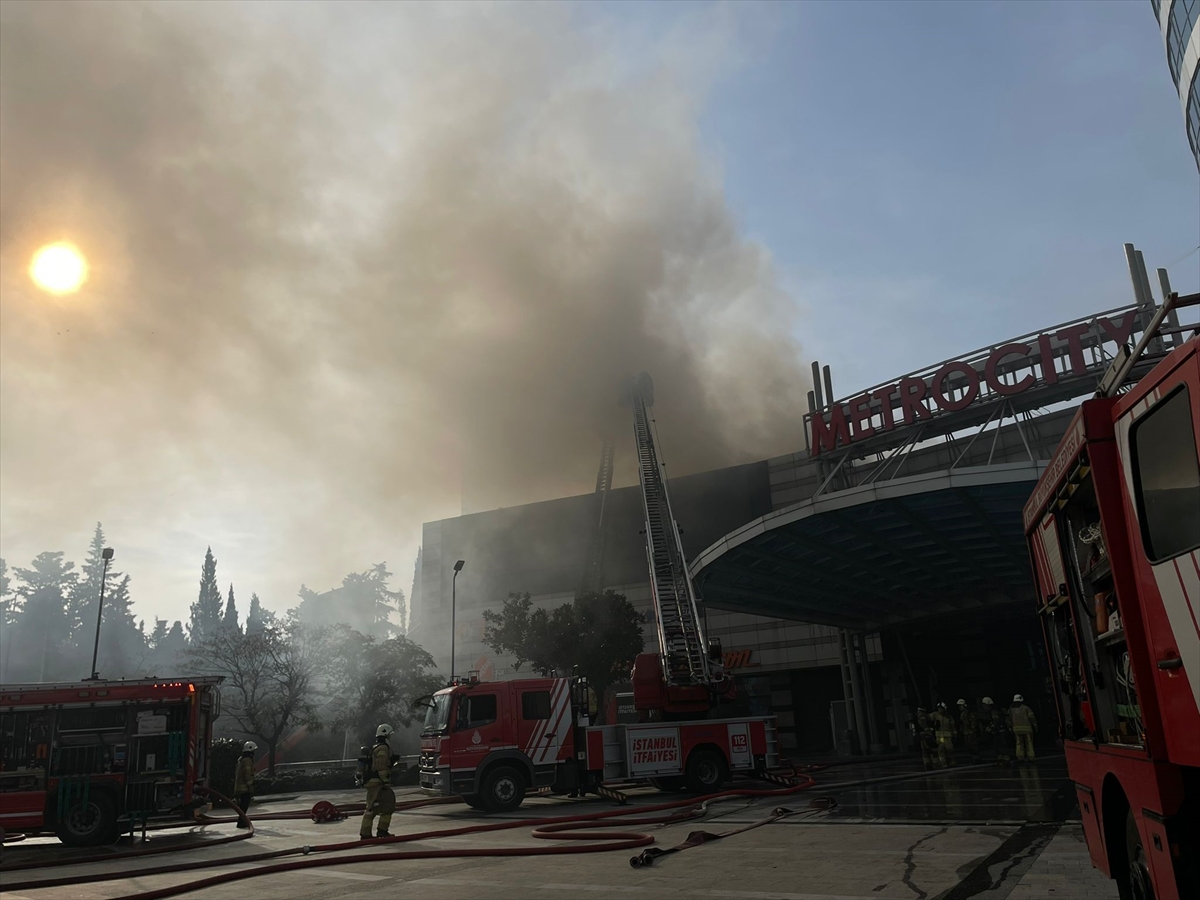 son-dakika-avmde-yangin-cok-sayida-ekip-mudahale-ediyor-001.jpg