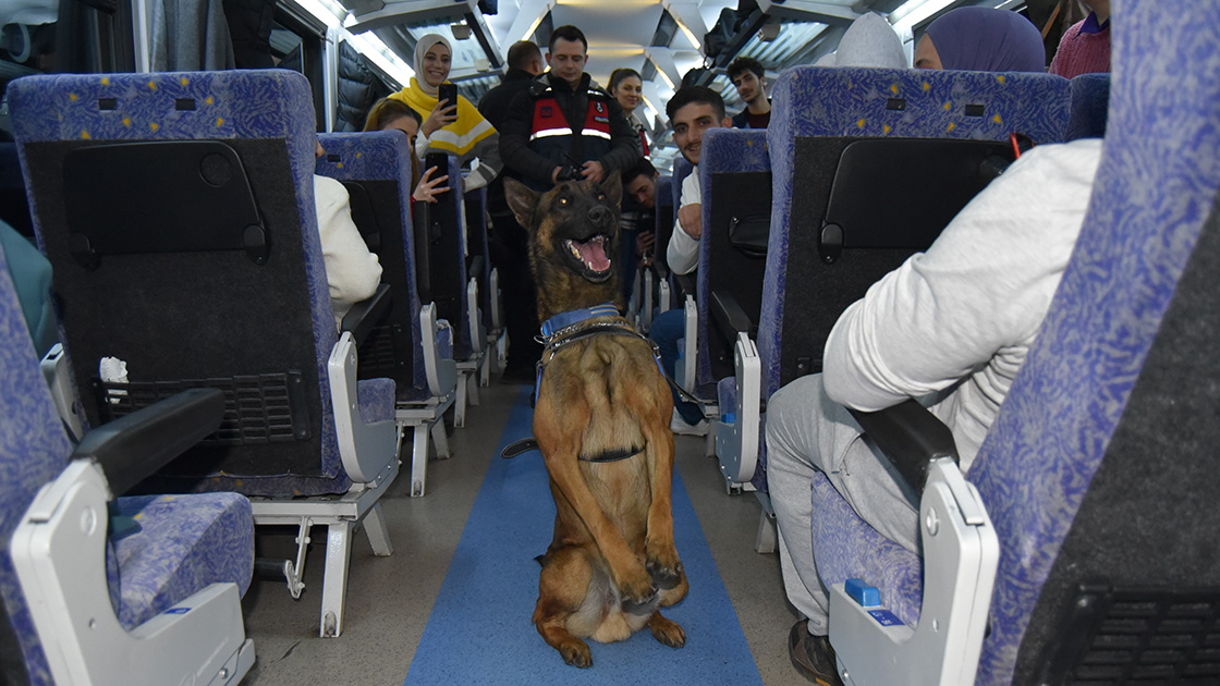 dogu-ekspresinin-guvenligini-saglayan-capkin-yolcularin-da-eglencesi-oluyor-002.jpg
