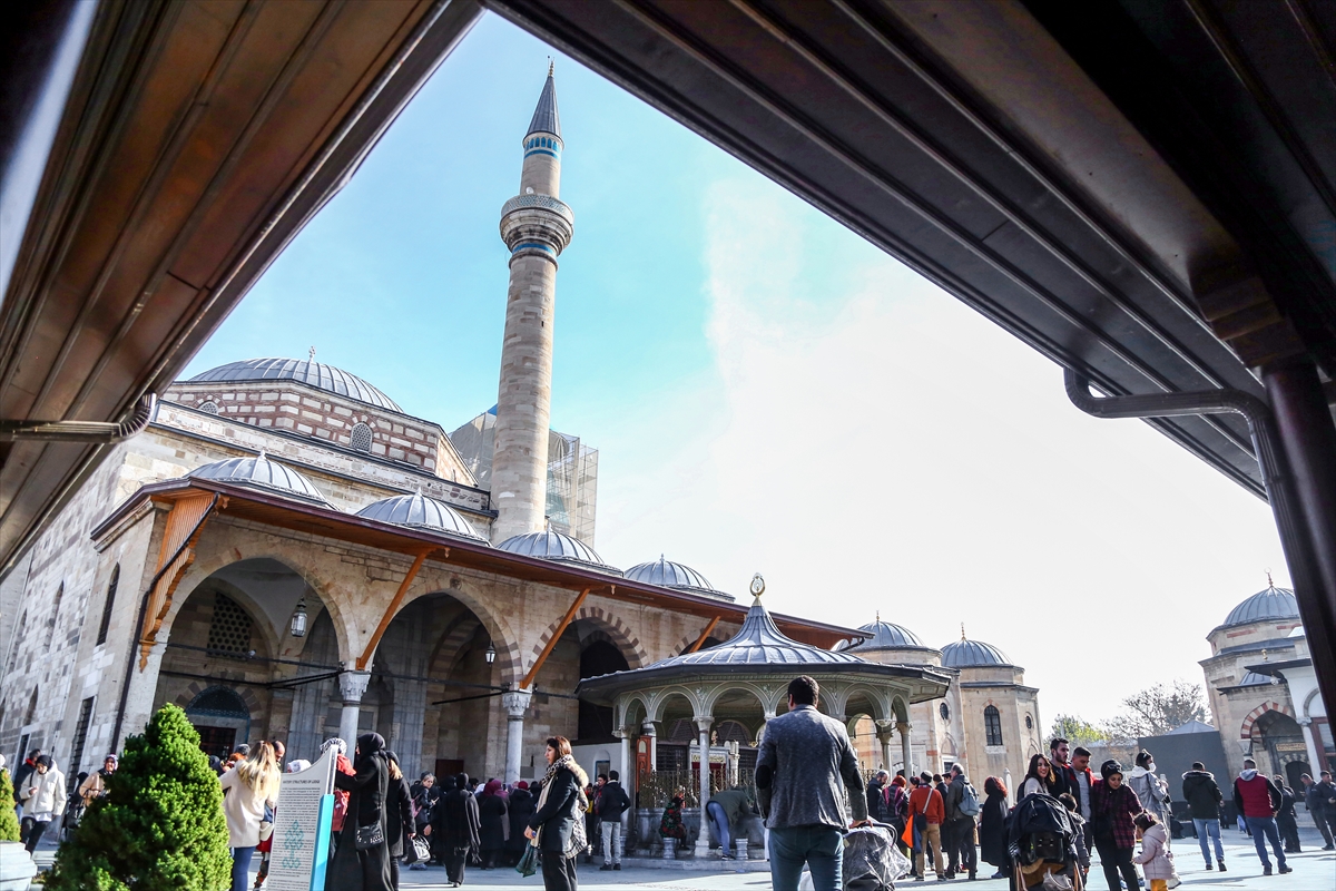 dunyanin-dort-bir-yanindan-insanlar-mevlana-sehri-konyada-bulusuyor-003.jpg