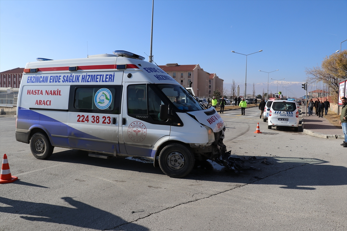 hasta-tasiyan-ambulans-ile-evde-saglik-hizmetleri-araci-carpisti-9-yarali-001.jpg