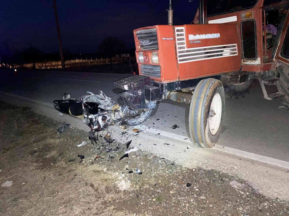 Konya'da motosiklet traktöre çarptı, 2 genç yaralandı