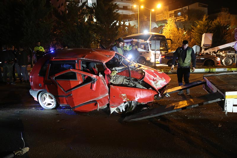 aydinlatma-diregine-carpan-otomobildeki-2-kisi-agir-yaralandi-001.jpg
