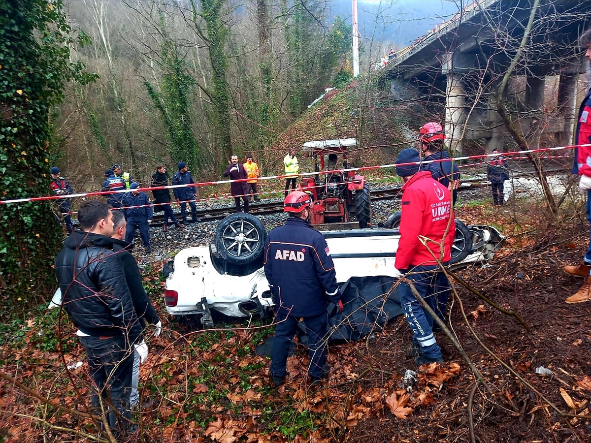 demiryoluna-dusen-otomobil-kagit-gibi-ezildi-surucu-olay-yerinde-oldu-001.jpg