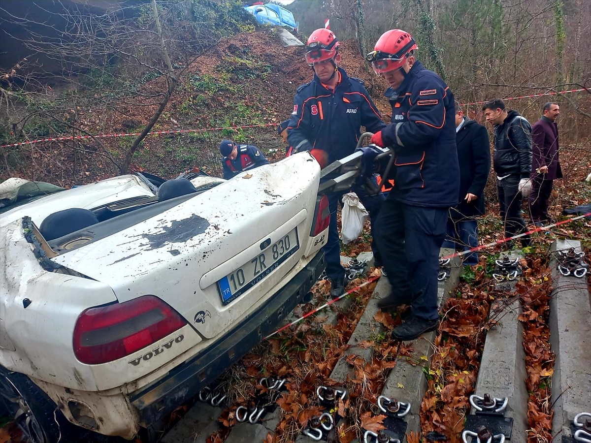 demiryoluna-dusen-otomobil-kagit-gibi-ezildi-surucu-olay-yerinde-oldu.jpg