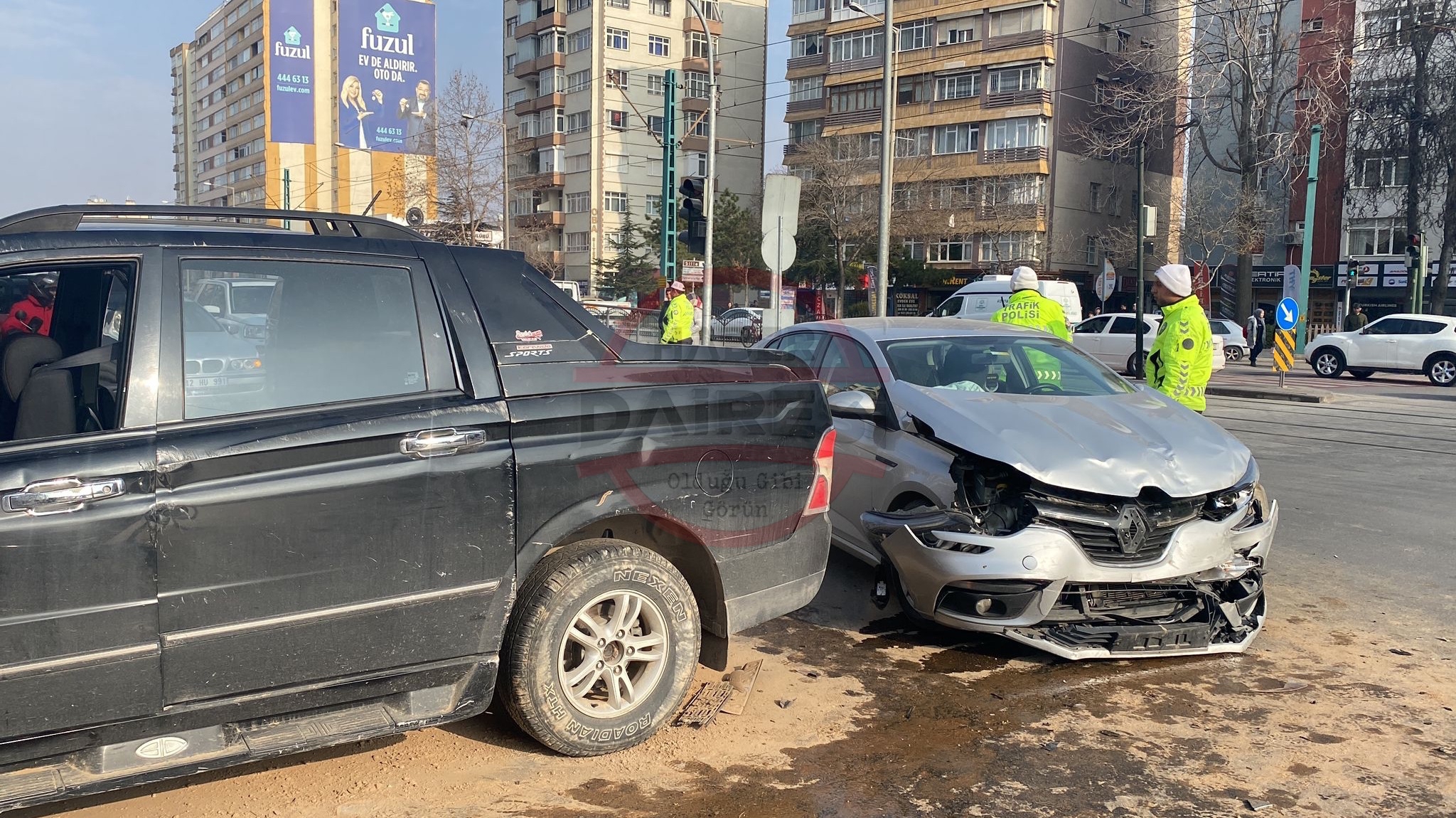 son-dakika-konya-kent-merkezinde-iki-otomobil-carpisti-7-yarali-var-001.jpeg