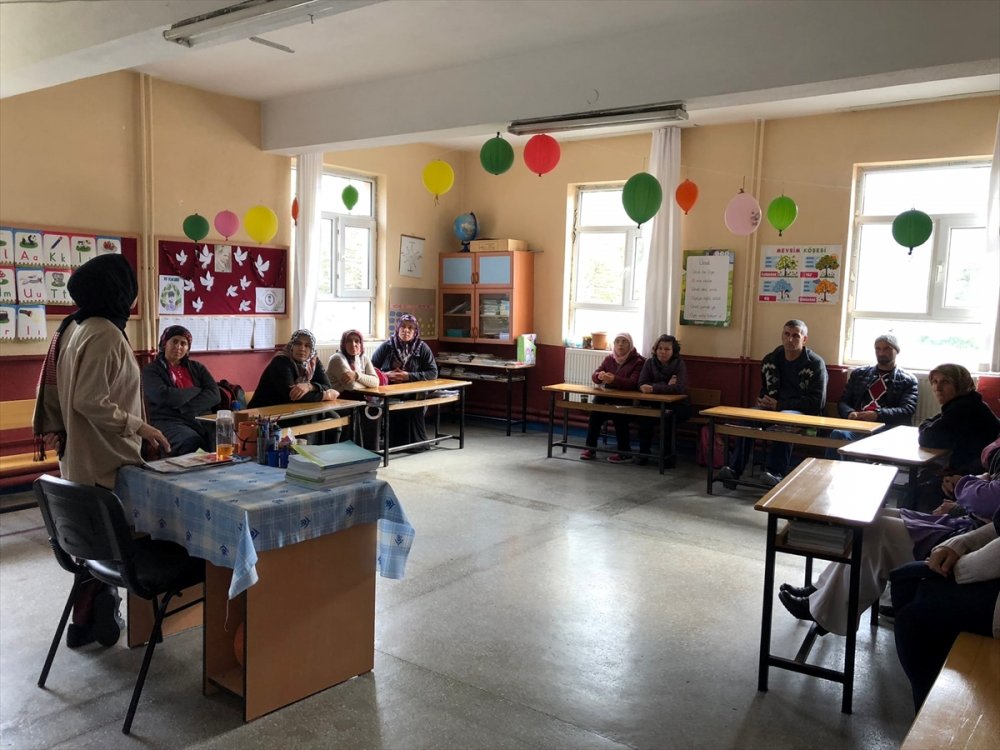 Konya Derebucak'ta "aile okulu" projesi eğitimleri yapılıyor