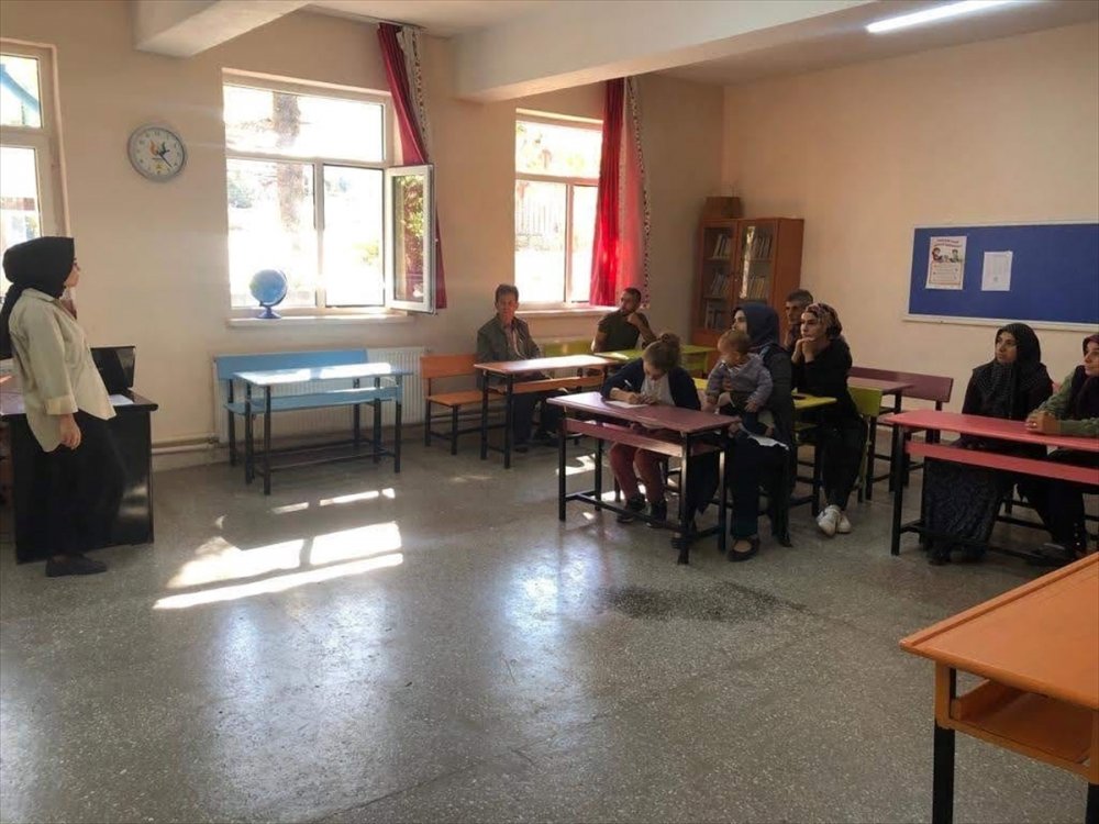 Konya Derebucak'ta "aile okulu" projesi eğitimleri yapılıyor