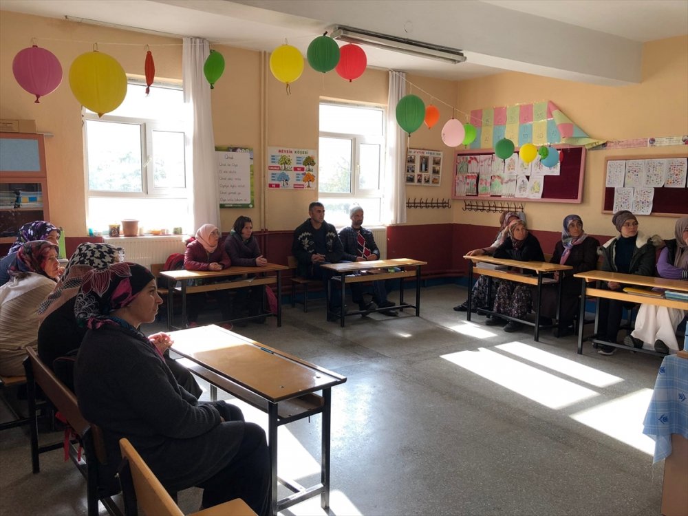 Konya Derebucak'ta "aile okulu" projesi eğitimleri yapılıyor