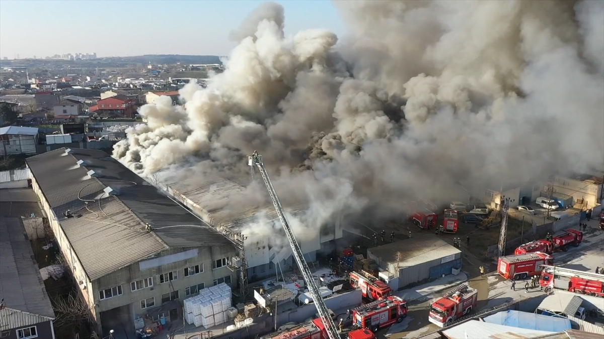 fabrikada-korkutan-yangin-dumanlar-gokyuzunu-kapladi.jpg