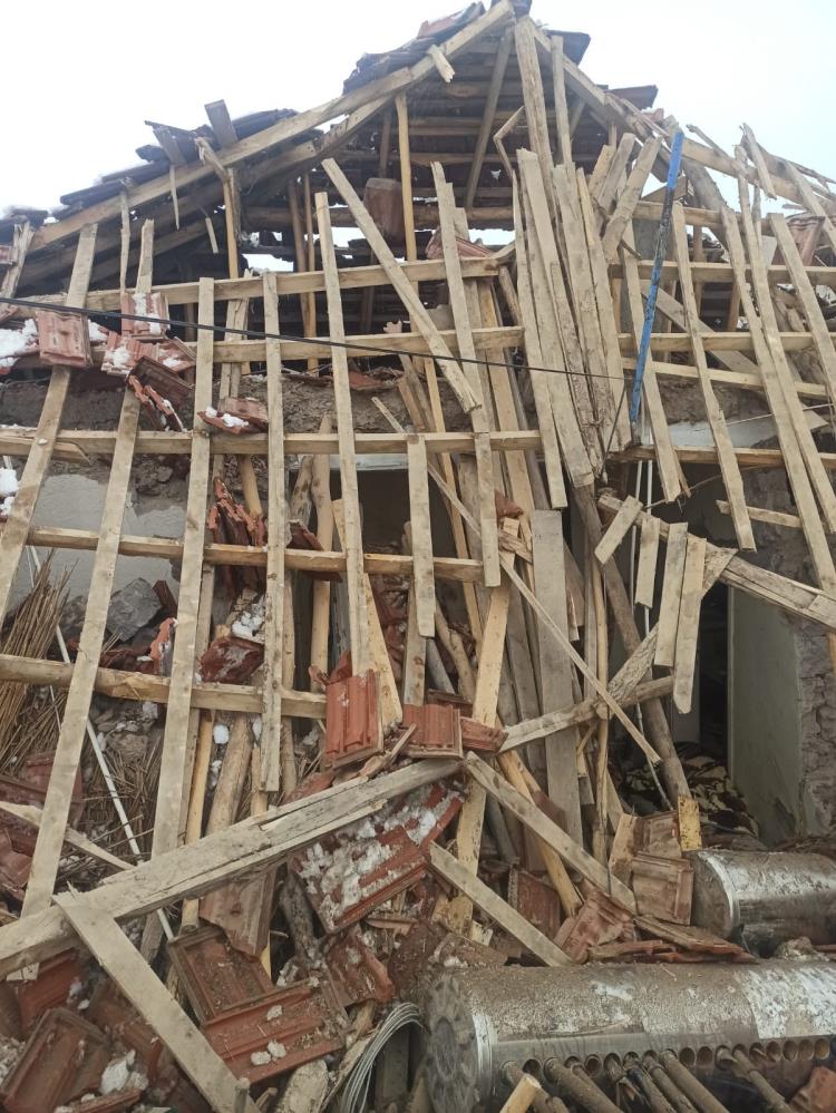 tup-bomba-gibi-patladi-harabeye-donen-evdeki-1-kisi-oldu-2-kisi-yaralandi.jpg