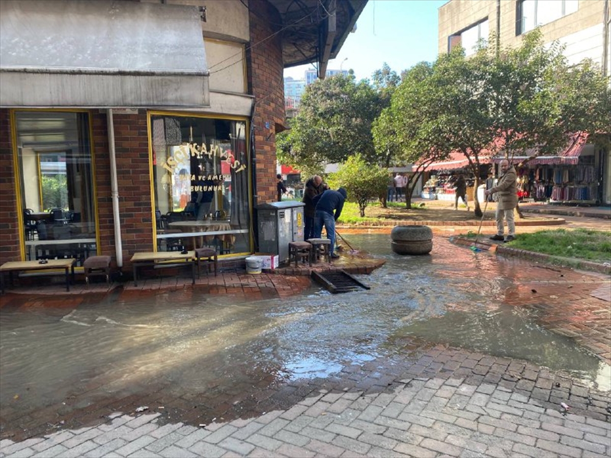 kavsak-duzenlemesi-yapilirken-su-borusu-patladi-is-yerlerini-su-basti-003.jpg