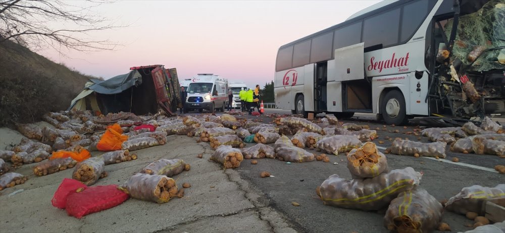 Yolcu otobüsü patates yüklü kamyonla çarpıştı: 1 ölü, 3 yaralı