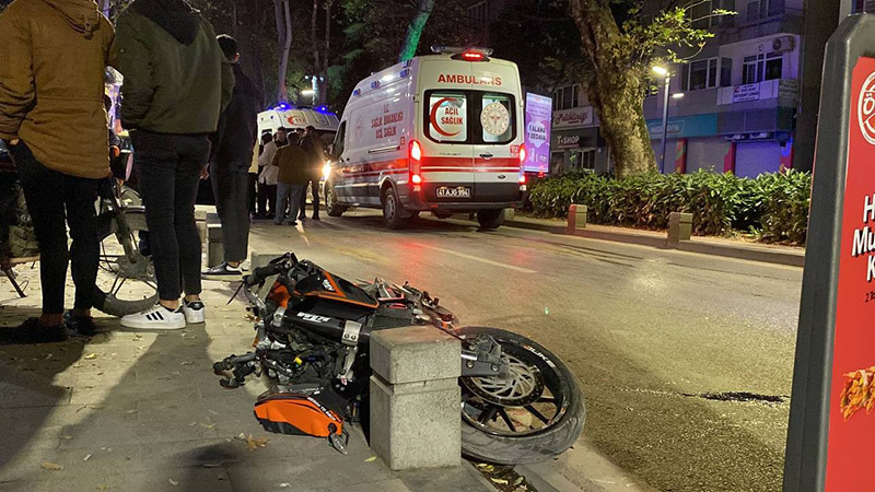 surus-hakimiyetini-kaybeden-motosikletli-tabelaya-carpti-2-agir-yarali.jpg