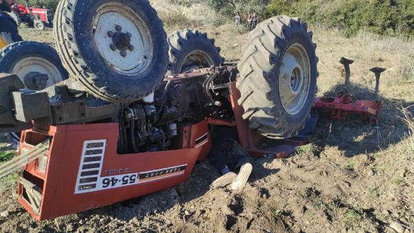 kullandigi-traktor-devrilince-altinda-kalan-ciftci-oldu.jpg