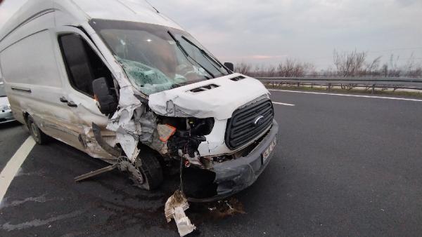 emniyet-seridindeki-araca-minibus-carpti-2si-cocuk-5-yarali-001.jpg