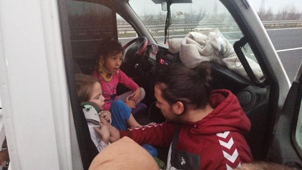emniyet-seridindeki-araca-minibus-carpti-2si-cocuk-5-yarali-002.jpg