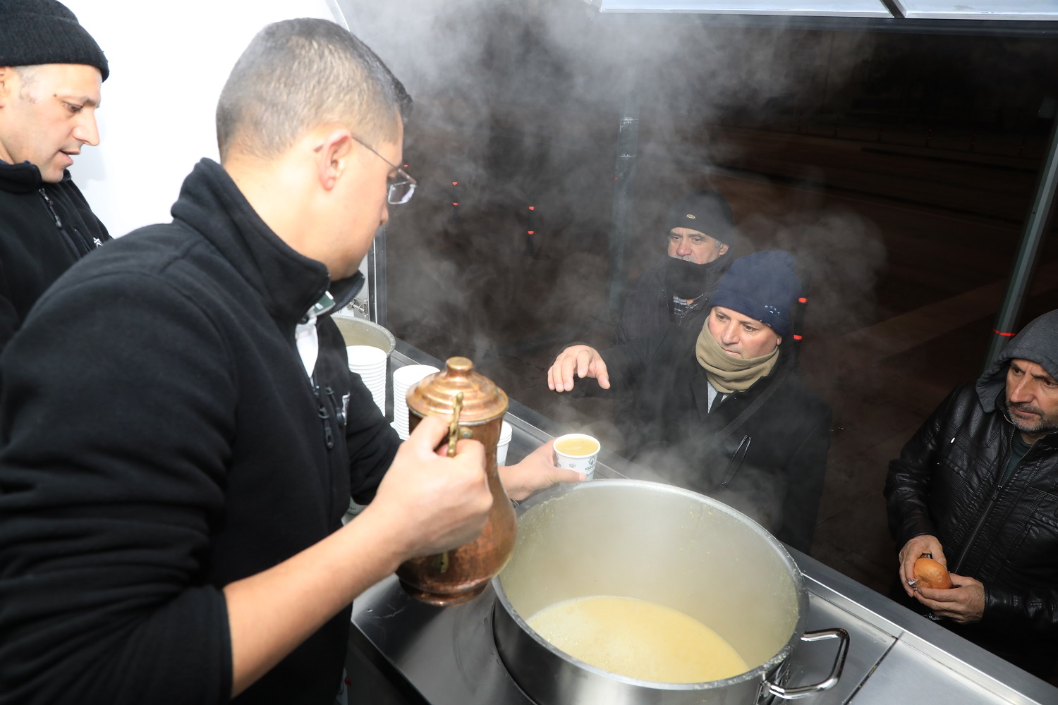 karatayda-sabah-ise-ve-okula-gidenlerin-icleri-sicak-corba-ile-isiniyor.jpg