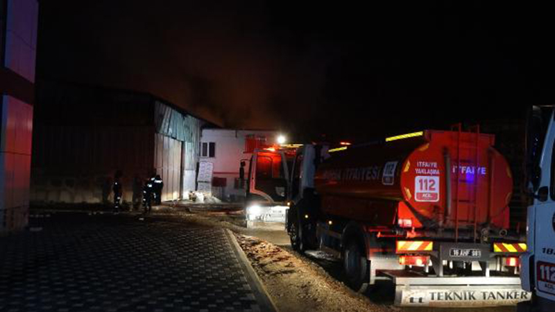 geri-donusum-tesisinde-cikan-yanginda-faciadan-donuldu-002.jpg