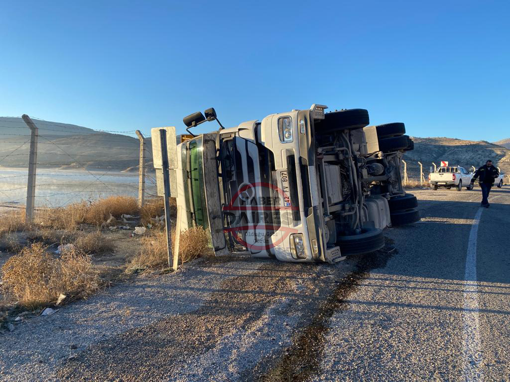 konyada-devrilen-kamyonun-surucusu-yaralandi-002.jpg