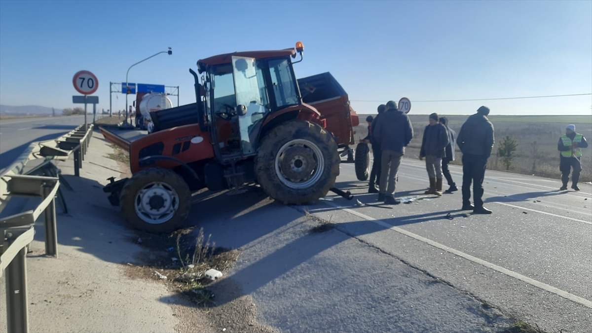 konya-yolunda-traktor-ile-otomobil-carpisti-3-yarali-001.jpg