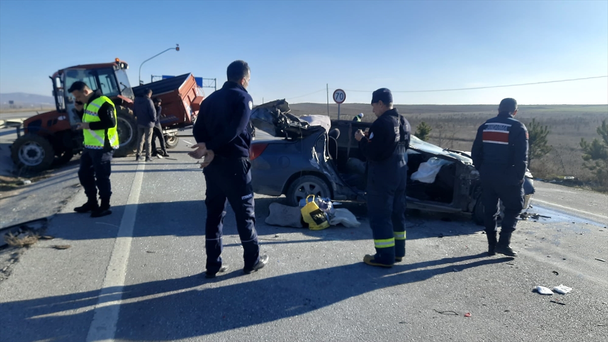 konya-yolunda-traktor-ile-otomobil-carpisti-3-yarali.jpg