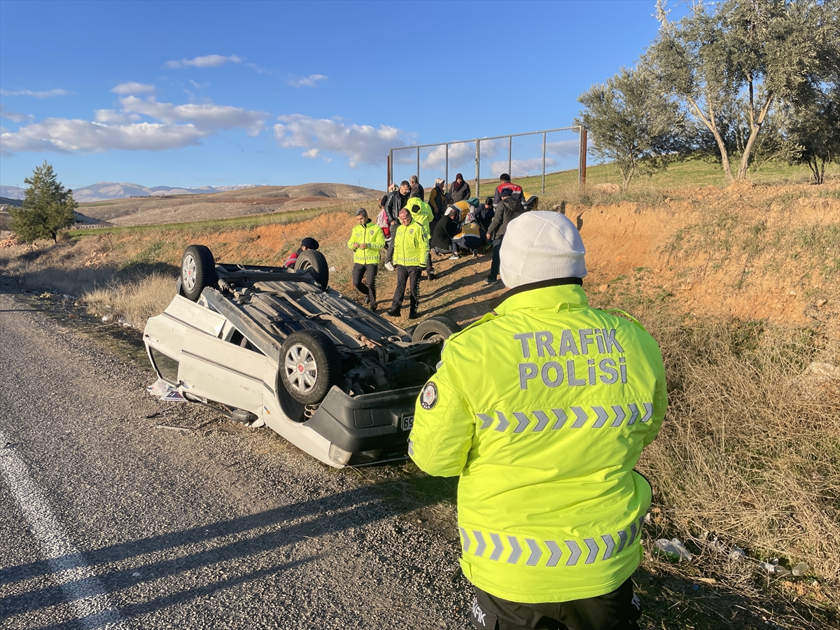 devrilen-otomobildeki-6-kisi-yaralandi-001.jpg