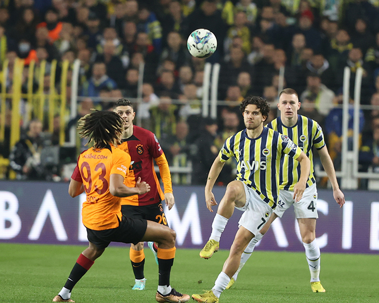 galatasaray-fenerbahceyi-farkli-maglup-etti.jpg