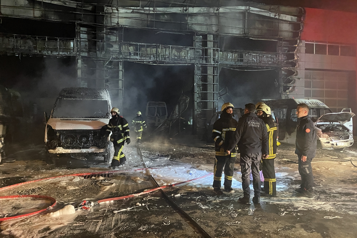 tamirhanede-yangin-cikti-10-arac-kullanilamaz-hale-geldi-001.jpg