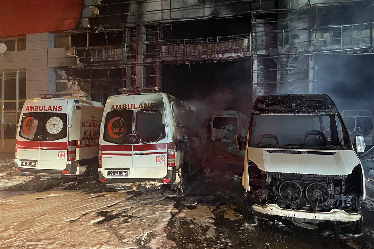 tamirhanede-yangin-cikti-10-arac-kullanilamaz-hale-geldi-003.jpg