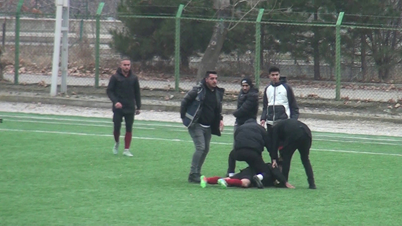 hakemin-kirmizi-kart-gosterdigi-futbolcu-bicakla-sahaya-girdi-ortalik-karisti-002.jpg
