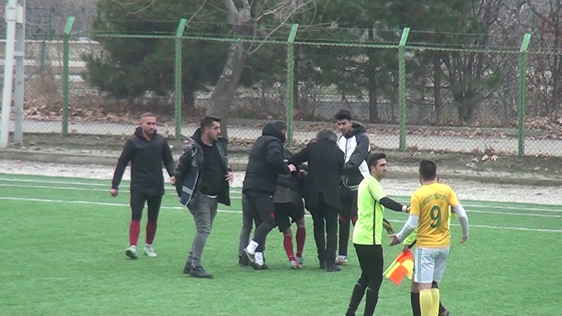 hakemin-kirmizi-kart-gosterdigi-futbolcu-bicakla-sahaya-girdi-ortalik-karisti-003.jpg
