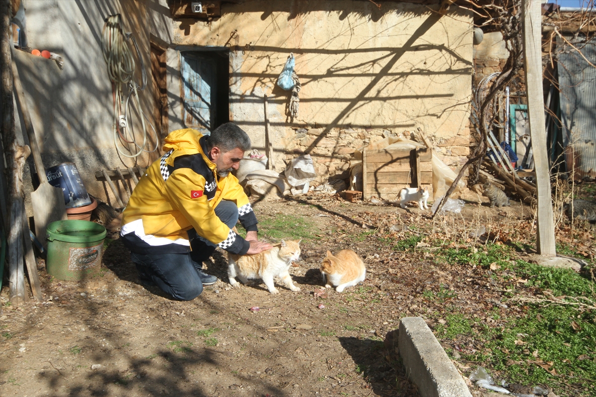 konyada-ambulans-soforu-babasinin-emaneti-kediler-icin-yaptigiyla-takdir-topladi-002.jpg