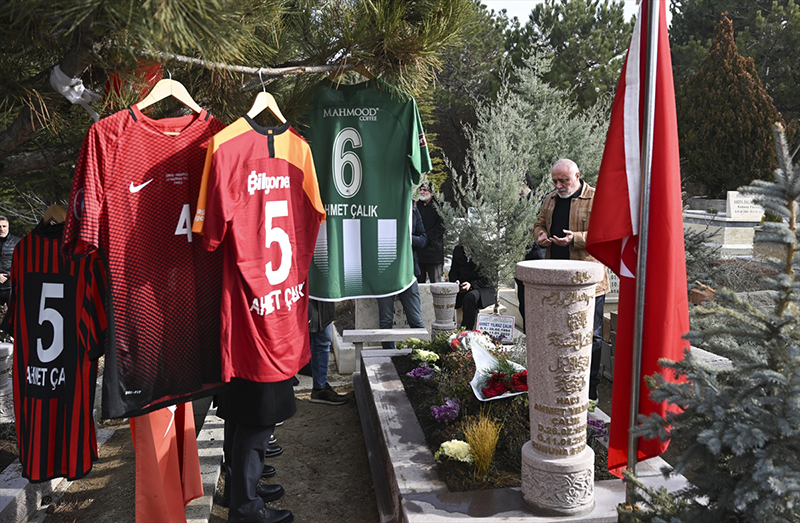 ahmet-calik-mezari-basinda-anildi-001.jpg