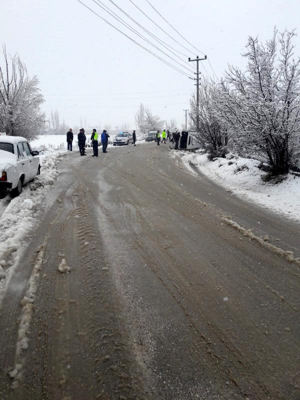 kar-yagisi-kazaya-neden-oldu-ogretmenleri-tasiyan-minibus-devrildi-6-yarali-001.jpg