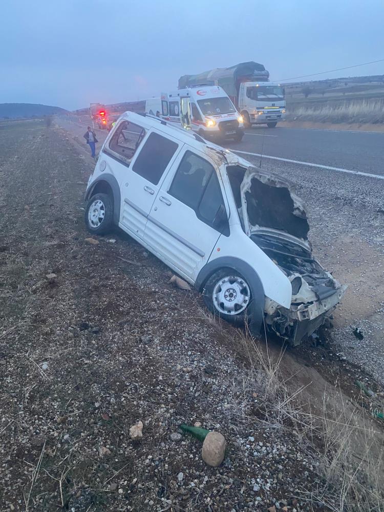 konyada-hafif-ticari-arac-devrildi-2-yarali.jpg