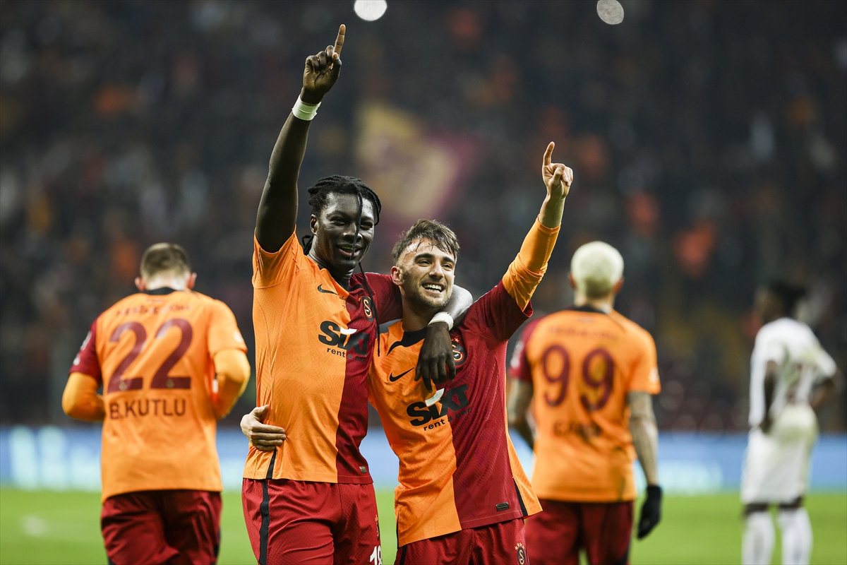 lider-galatasaray-ligin19-haftasinda-konuk-ettigi-hataysporu-4-0-maglup-ederek-ligdeki-galibiyet-serisini-8-maca-cikardi-sari-kirmizili-takimin-gollerini-9-dakikada-kerem-akturkoglu-454-ve-456-dakikada-juan-mata-ve-77-dakikada-gommis-kaydetti-004.jpg