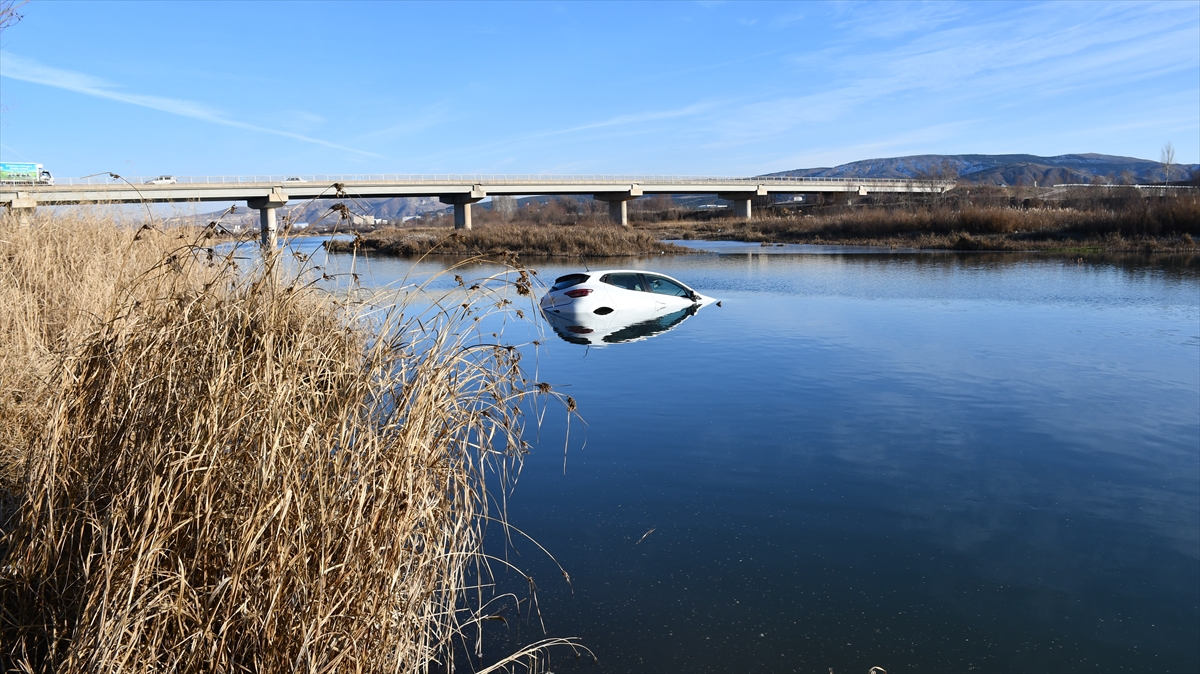 nehirdeki-otomobili-goren-telefona-sarildi-gercek-ekipler-gelince-ortaya-cikti-001.jpg