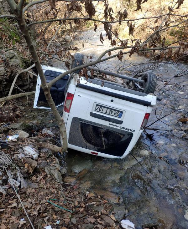 hafif-ticari-arac-dereye-yuvarlandi-2-kisi-hayatini-kaybetti-001.jpg