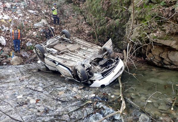 hafif-ticari-arac-dereye-yuvarlandi-2-kisi-hayatini-kaybetti.jpg