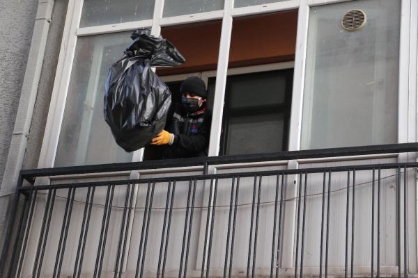 mahkeme-karariyla-girilen-apartman-dairesinden-40-ton-cop-cikti-002.jpg