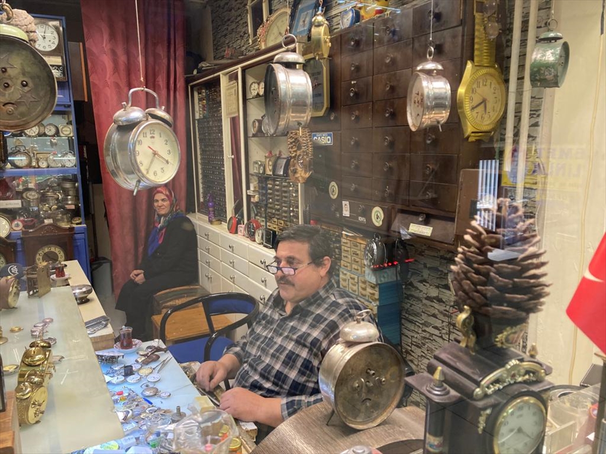 konyali-abdullah-ozpinar-10-metrekare-dukkaninda-41-yildir-zamana-ayar-veriyor.jpg