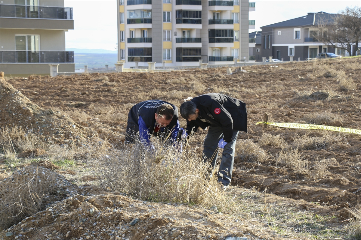 tarladaki-sirt-cantasini-acan-ekipler-iki-gunluk-bebek-cesedi-buldu.jpg