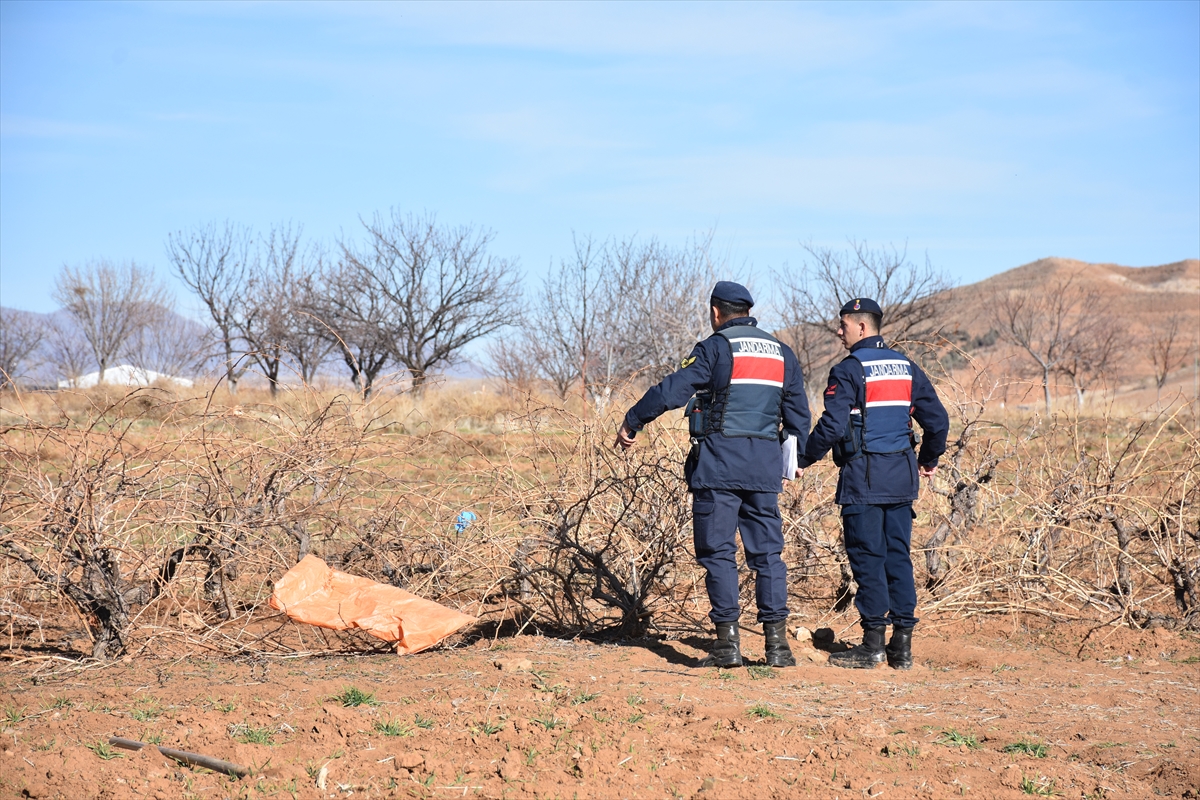 60-yasindaki-ciftci-erol-ozturk-tarlasinda-olu-bulundu-003.jpg