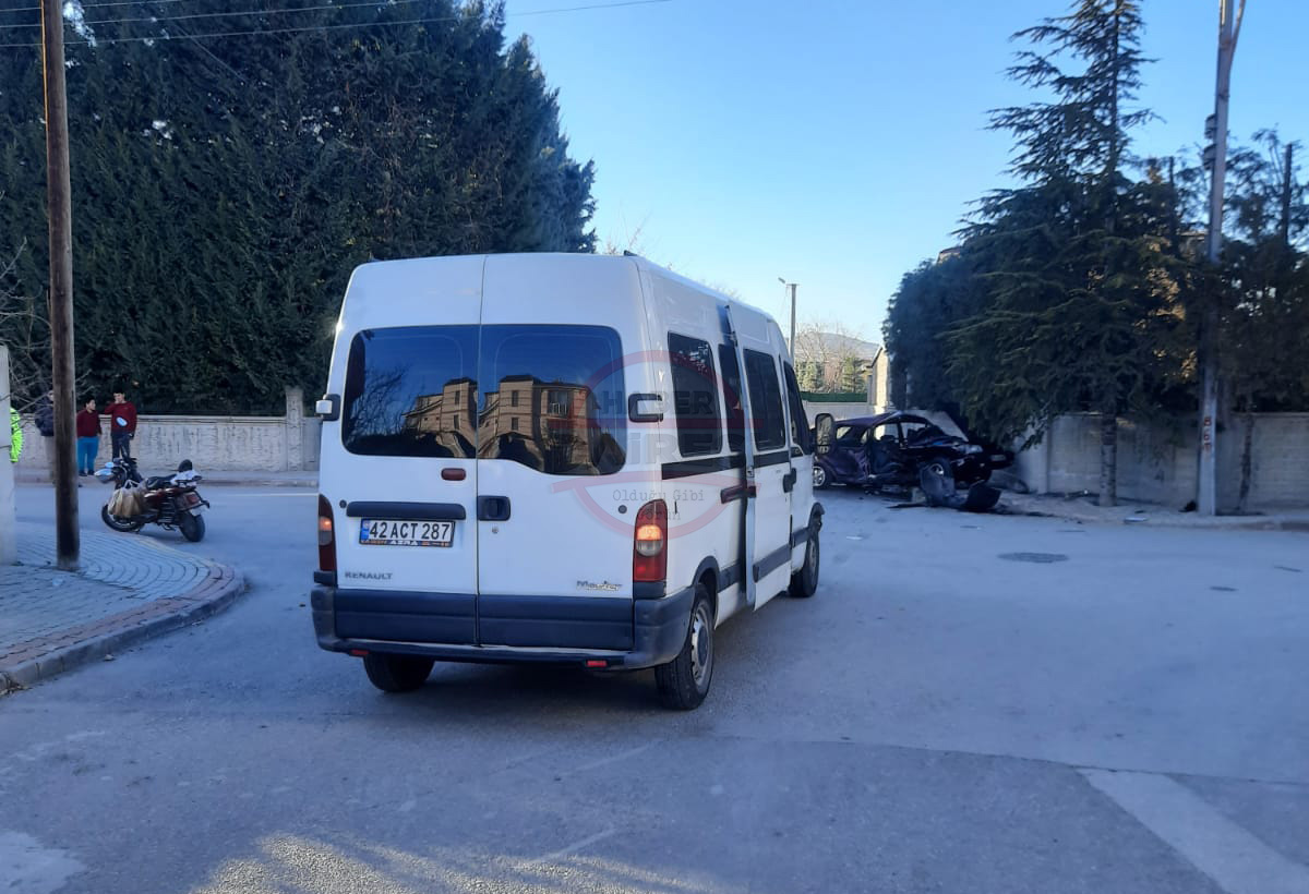 konyada-otomobil-anaokulu-servisiyle-carpisti-10-yarali-var-002.jpg