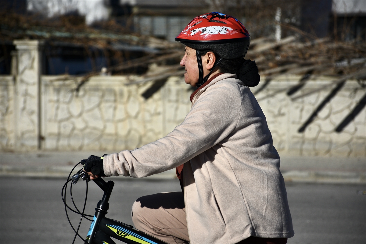konyada-emekli-emine-ogretmen-67-yasinda-bisiklet-kullanmaya-ogrendi-005.jpg