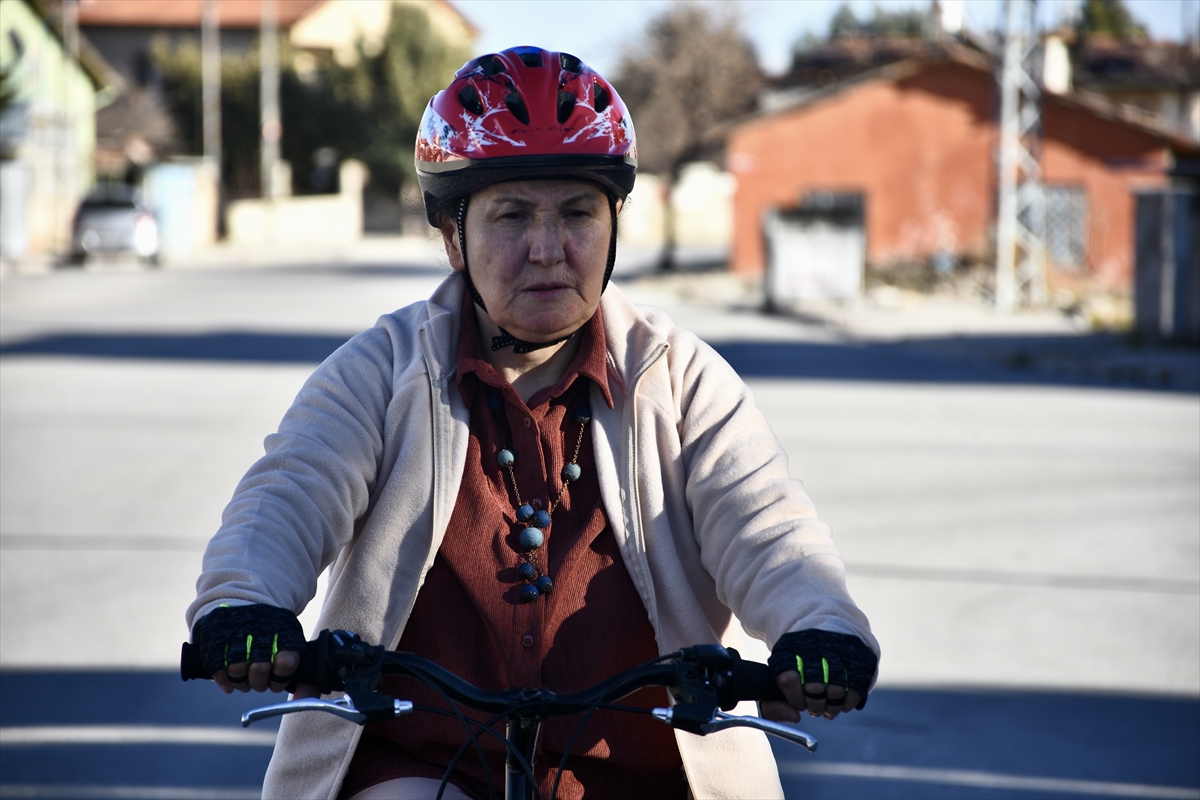konyada-emekli-emine-ogretmen-67-yasinda-bisiklet-kullanmaya-ogrendi-007.jpg